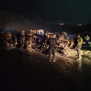 AREQUIPA: CHOQUE ENTRE DOS CAMIONES DEJA DOS FALLECIDOS EN LA PANAMERICANA SUR