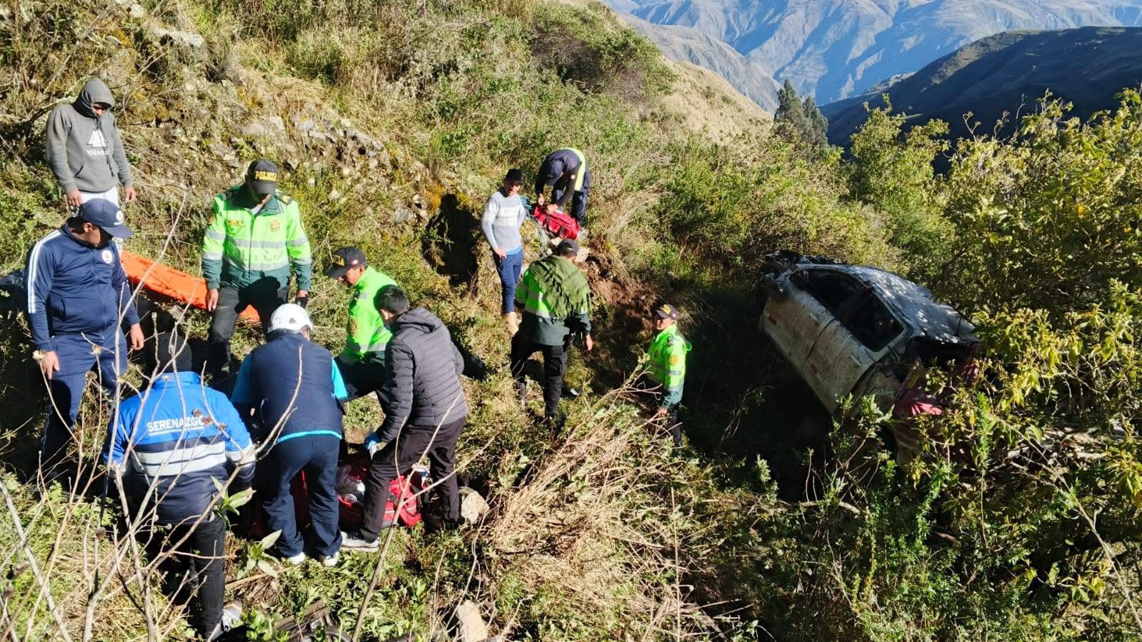 TRAGEDIA EN COTABAMBAS: DESPISTE DE CAMIONETA EN KUCYA PUQUIO DEJA UN FALLECIDO Y UN HERIDO GRAVE