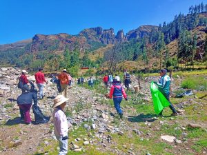 EFECTIVOS DE LA COMISARÍA PNP TOTORA OROPESA REALIZAN JORNADA DE LIMPIEZA EN LA RIBERA DEL RÍO FUSIRAY