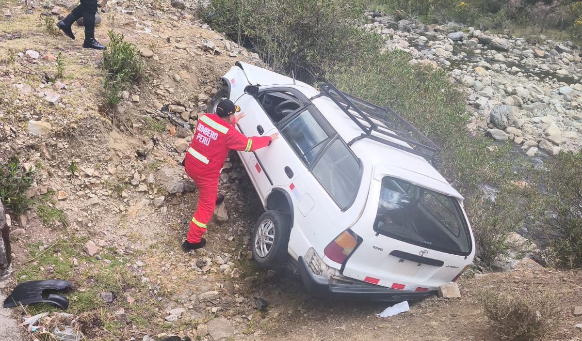 OCUPANTES RESULTARON HERIDOS EN DESPISTE DE AUTO EN COTARUSE