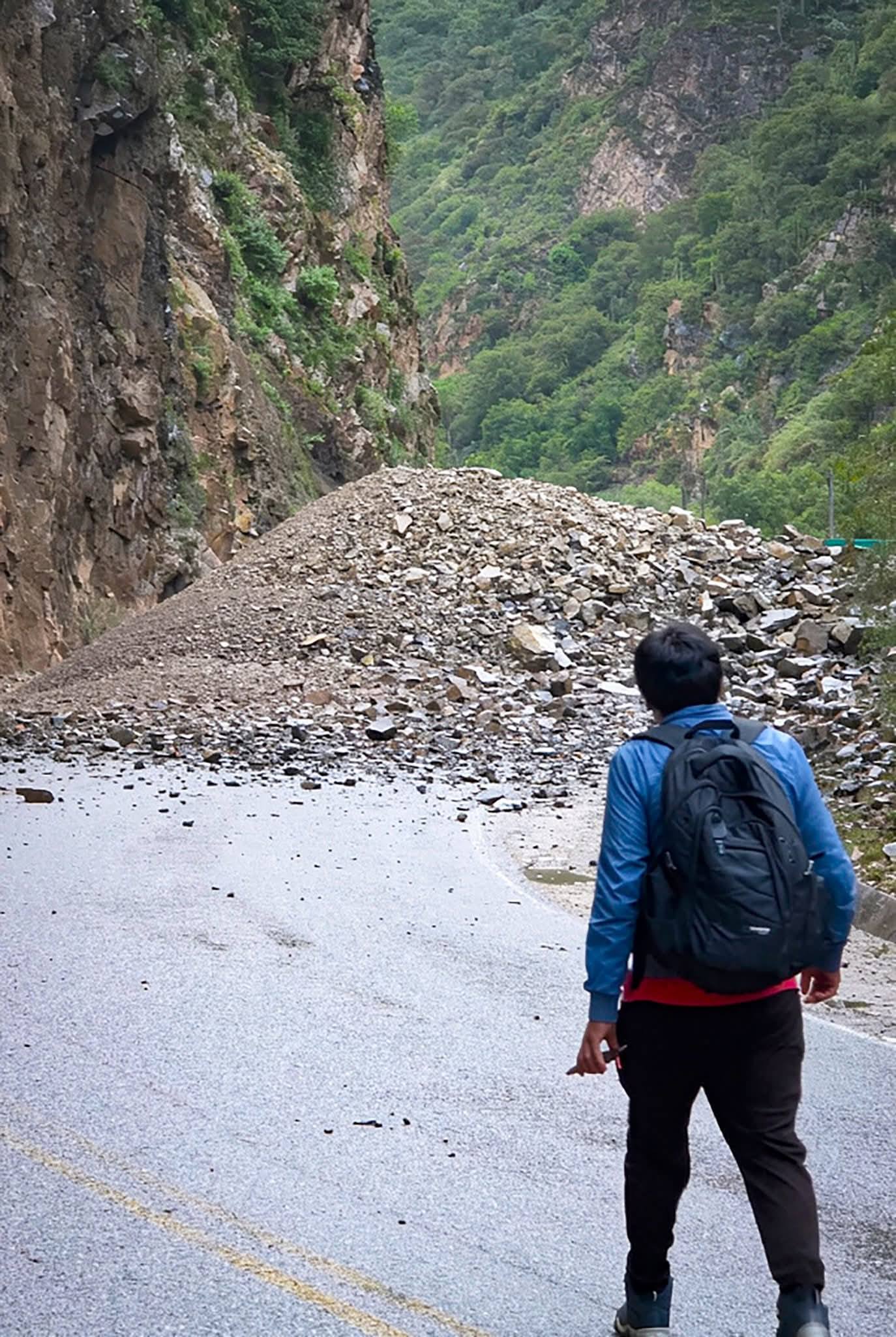 DERRUMBE BLOQUEA LA VÍA LONGITUDINAL SIERRA SUR CERCA AL PUENTE CUNYAC EN CUSCO