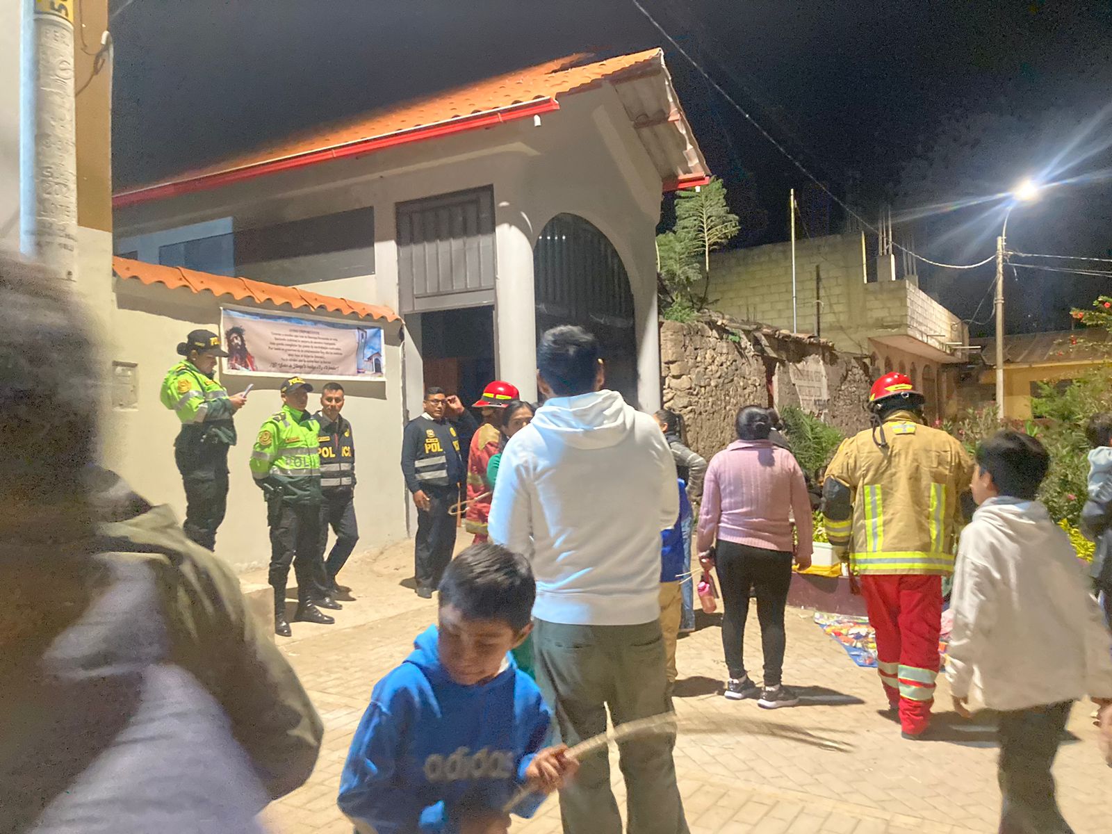 ALERTA EN ABANCAY: INCENDIO EN VELATORIO DEL SEÑOR DE ILLANYA EN PLENO VIERNES SANTO