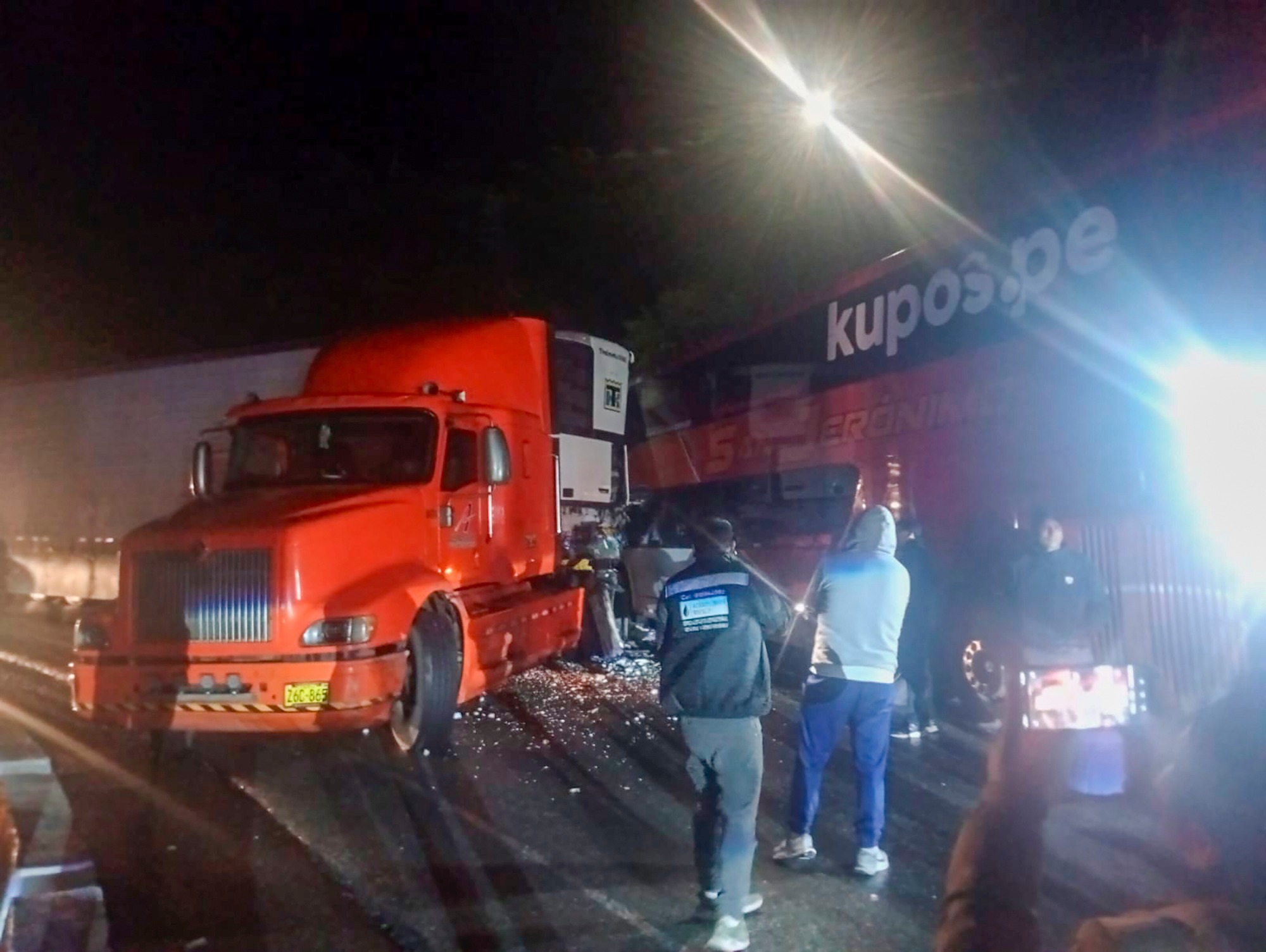 CHOQUE ENTRE BUS Y TRÁILER EN LIMATAMBO DEJA PASAJEROS ILESOS