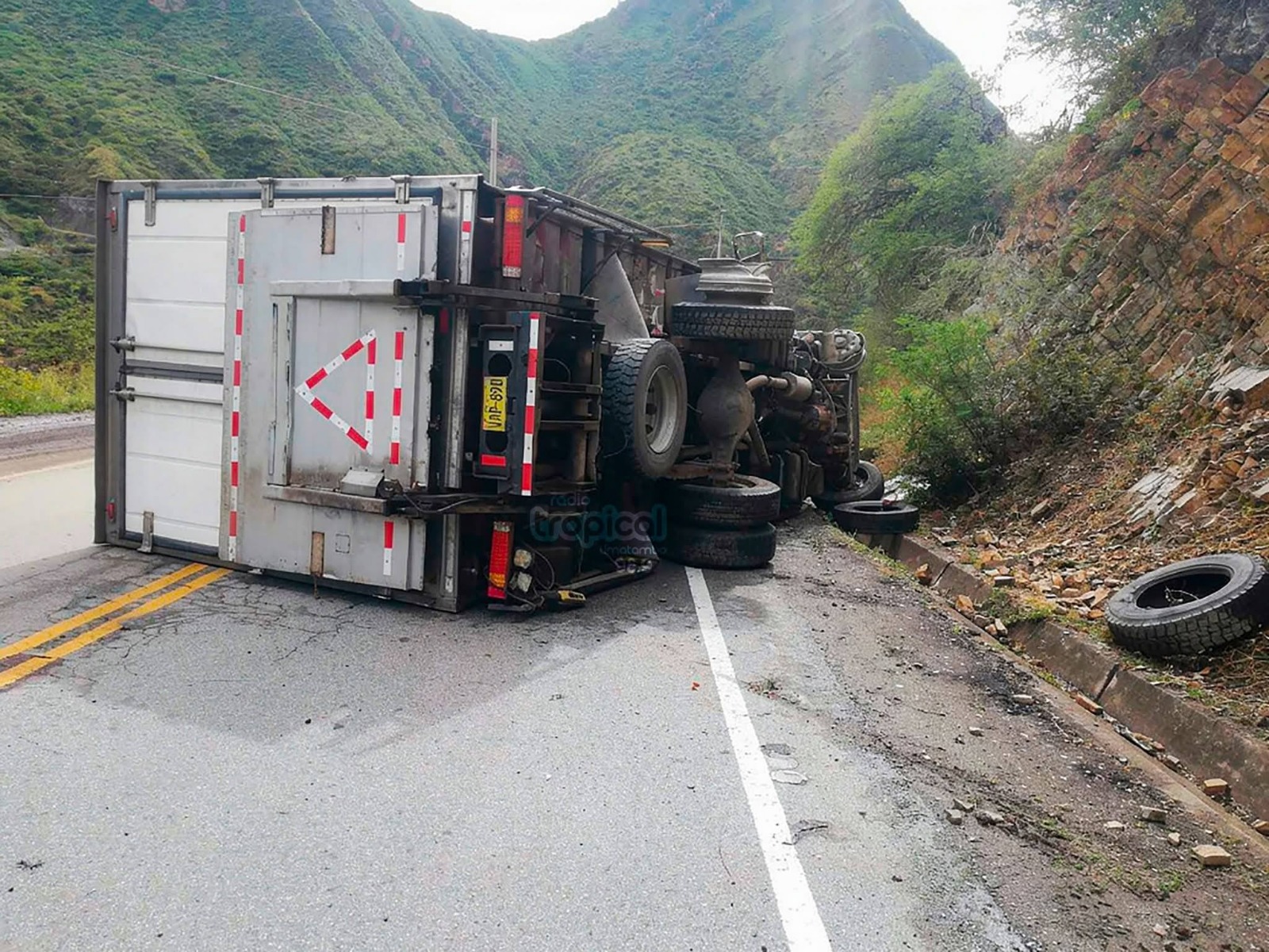 CHOFER RESULTA ILESO TRAS DESPISTE DE TRÁILER EN EL PUENTE CUNYAC