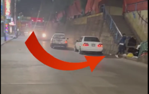 VECINOS DENUNCIAN A PERSONA POR ARROJAR BASURA EN LA VÍA PÚBLICA EN LAS AMÉRICAS